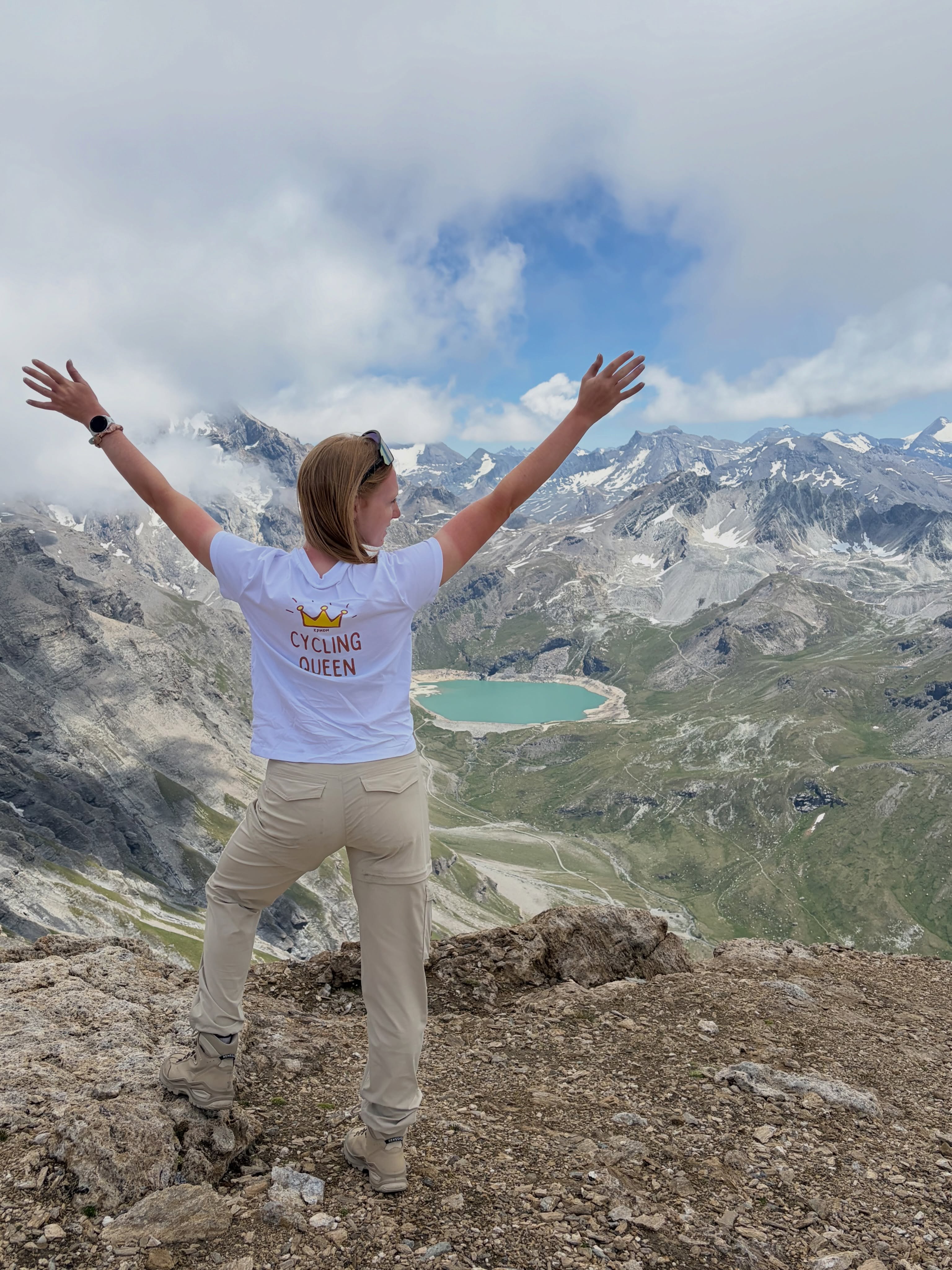 Jana op een bergtop in haar The Vandal-tee