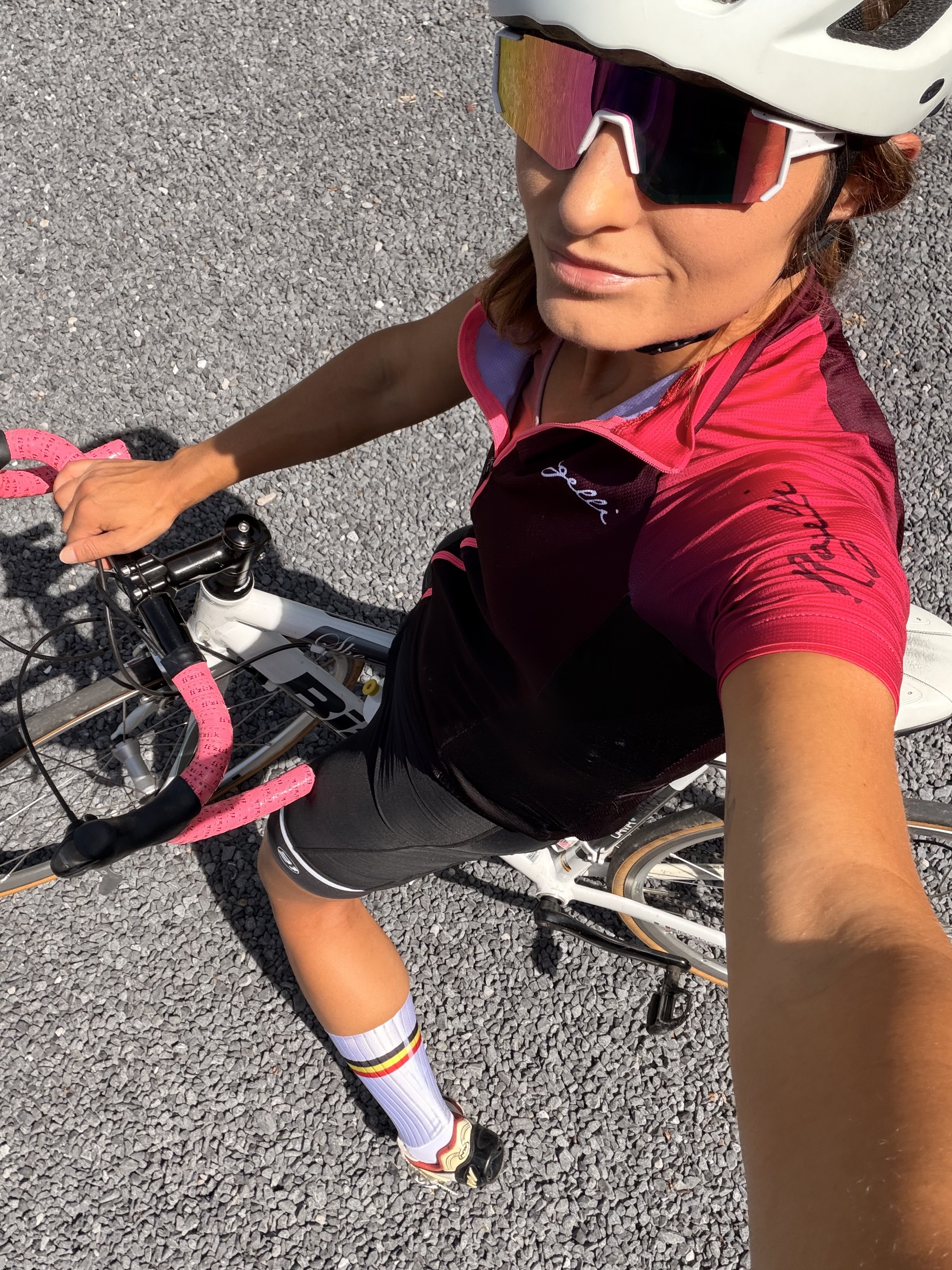 Sportfluencer maakt een selfie op de racefiets tijdens de The Vandal-collab