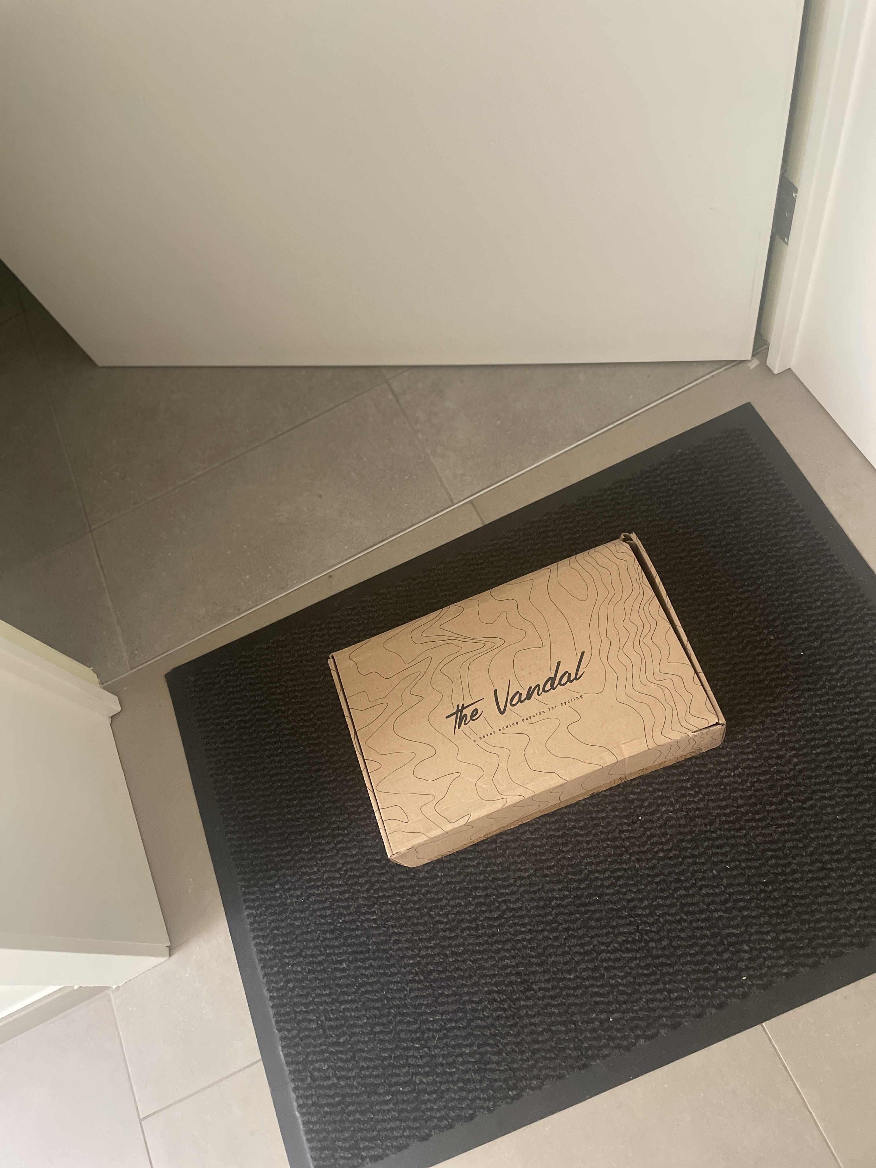 The Vandal-pakket net geleverd aan de voordeur van een sportfluencer