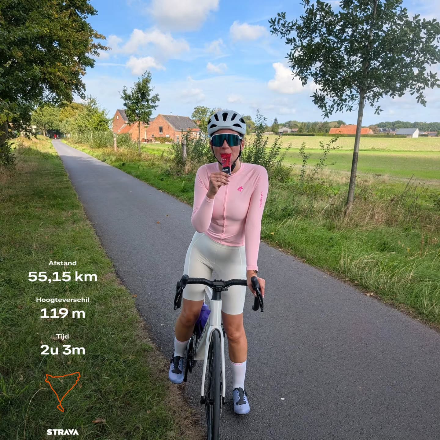 Lieselotte Danneels met RocketFuel tijdens haar fietstocht op een landelijke weg