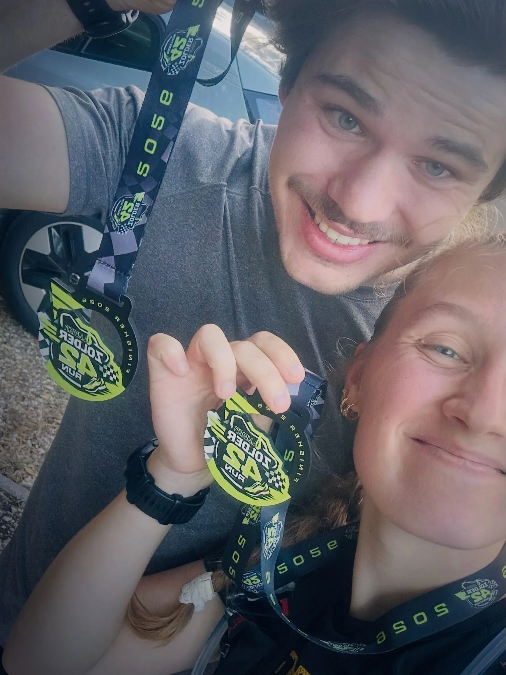 Emma Descamps deelt een foto met de finishmedailles van Zolder42